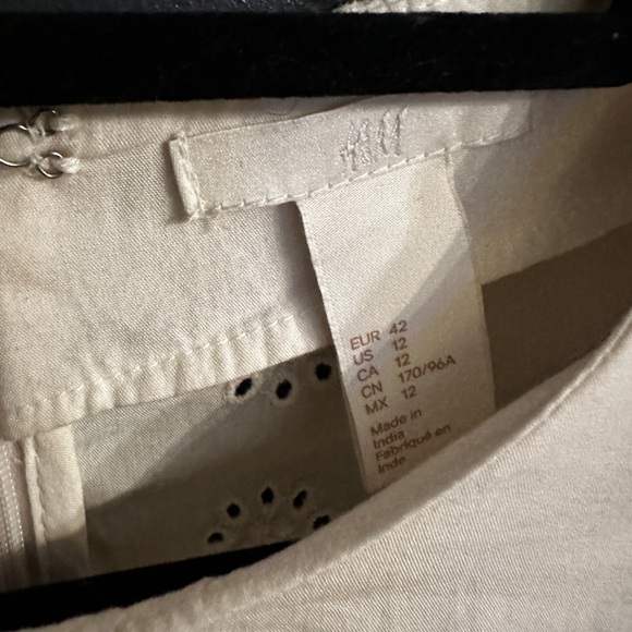H&M flounced cotton embroidered eyelet blouse | size 12 - Picture 4 of 9
